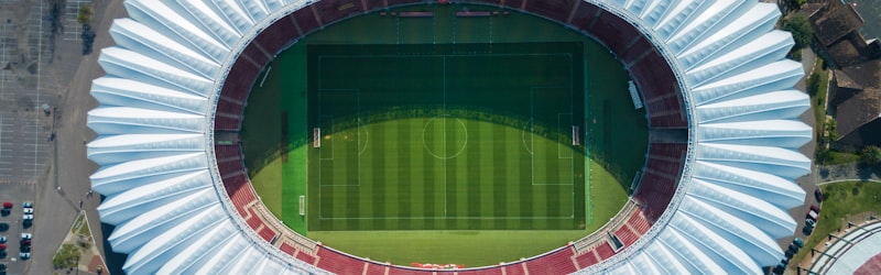 足球数据分析师正在使用多屏电脑分析比赛数据